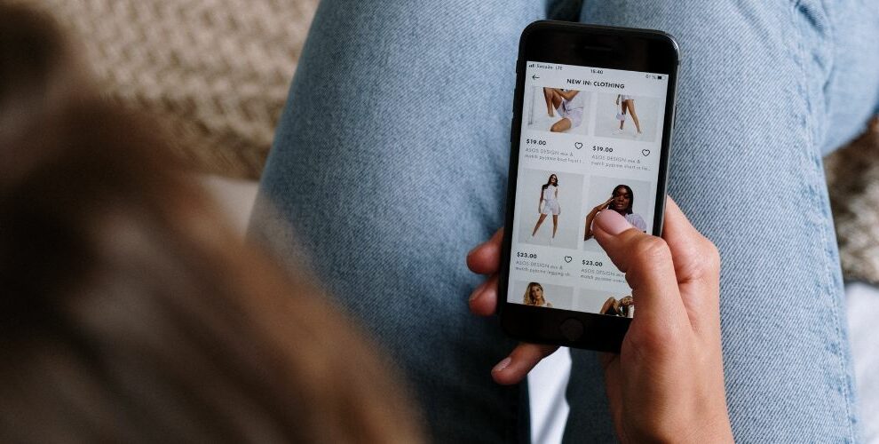 Scrolling to Selling: Social Commerce Tips for 2024